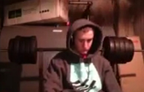 Une série de développé couché qui manque de virer au drame (VIDEO)