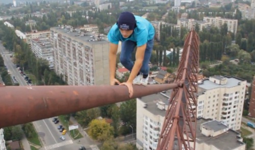 Russie : Il escalade une grue sans aucune sécurité (VIDEO)