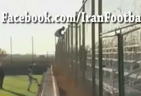 Un footballeur escalade une grille pour régler ses comptes avec un supporter (VIDEO)