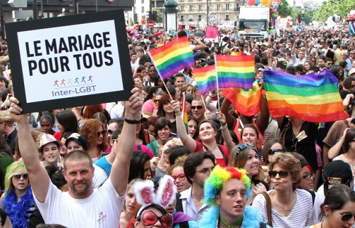 Deux hommes mariés sans le savoir depuis 20 ans (VIDEO)
