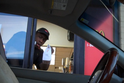 L&rsquo;homme invisible au Mc Drive Part 2 (VIDEO)