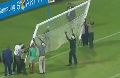 CAN 2013 : Un poteau s&rsquo;affaisse en plein Algérie-Togo (VIDEO)