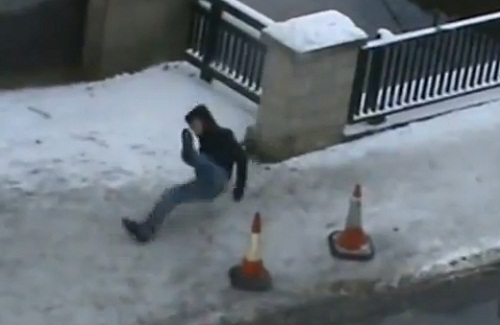Il filme les passants glisser sur un trottoir verglacé (VIDEO)