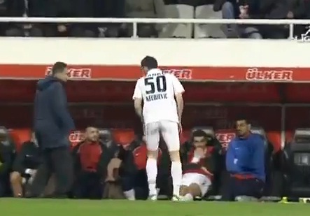 Un joueur oublie de mettre son short avant de rentrer sur le terrain (VIDEO)