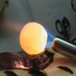 Une boule de nickel chauffée à blanc posée sur un bloc de glace (VIDEO)