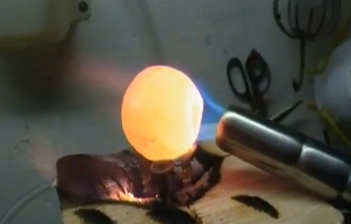 Une boule de nickel chauffée à blanc posée sur un bloc de glace (VIDEO)