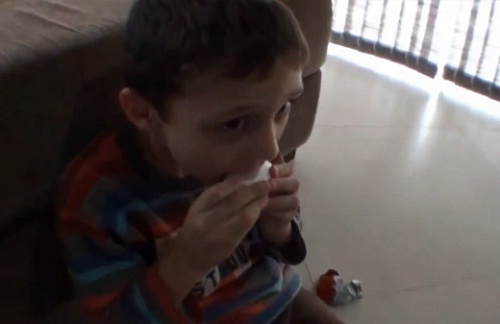 Un papa fait la blague du faux Kinder Surprise à son fils (VIDEO)