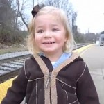 La joie d&rsquo;une fillette qui prend le train pour la première fois (VIDEO)