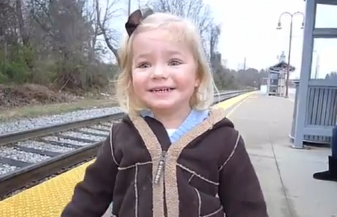 La joie d&rsquo;une fillette qui prend le train pour la première fois (VIDEO)