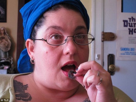 Addiction : Elle mange les poils de son chat ! (VIDEO)