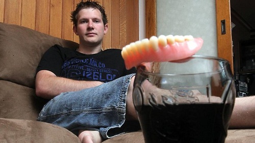 Obligé de porter un dentier à 25 ans à cause de son addiction au Coca-Cola