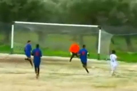 Foot : une frappe et 4 poteaux (VIDEO)