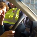 Comment troller un policier avec un faux hamster ? (VIDEO)
