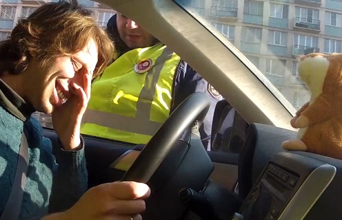 Comment troller un policier avec un faux hamster ? (VIDEO)