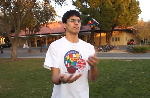 Résoudre un Rubik&rsquo;s Cube en jonglant ! (VIDEO)