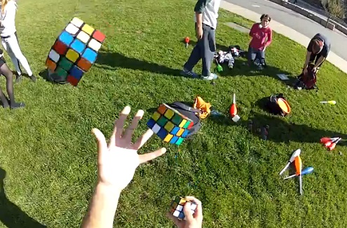 Il résout 3 Rubik’s Cubes en jonglant avec (VIDEO)