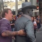 Il n&rsquo;aurait jamais dû embêter l&rsquo;artiste de rue (VIDEO)