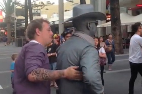 Il n’aurait jamais dû embêter l’artiste de rue (VIDEO)