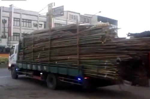 Décharger 3 tonnes de bambous en moins d’une minute (VIDEO)