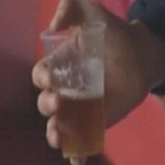 Foot : un joueur boit une bière sur le banc de touche (VIDEO)