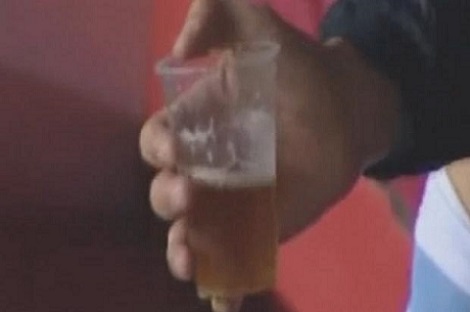 Foot : un joueur boit une bière sur le banc de touche (VIDEO)