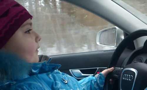 Russie : Fillette de 8 ans qui roule à 100 km/h (VIDEO)