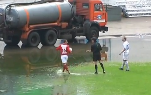 Kazakhstan : comment tirer un corner sur un terrain inondé ? (VIDEO)