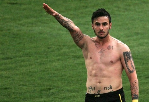 Un joueur de l&rsquo;AEK Athènes banni à vie après un salut nazi (VIDEO)