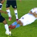 Ronaldinho victime d&rsquo;un tacle assassin (VIDEO)