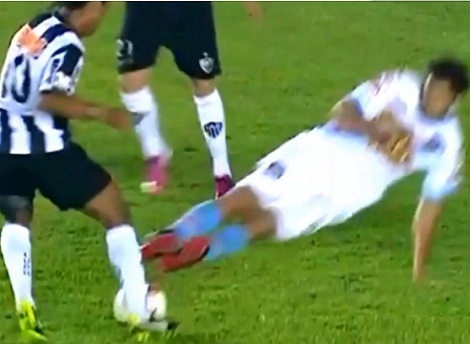 Ronaldinho victime d’un tacle assassin (VIDEO)