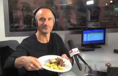 Eric Di Meco mange un rat après un pari perdu (VIDEO)