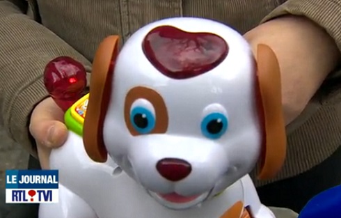 Bobby : le chien en plastique au vocabulaire osé (VIDEO)