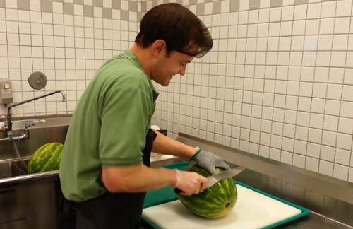 Découper une pastèque en 20 secondes (VIDEO)