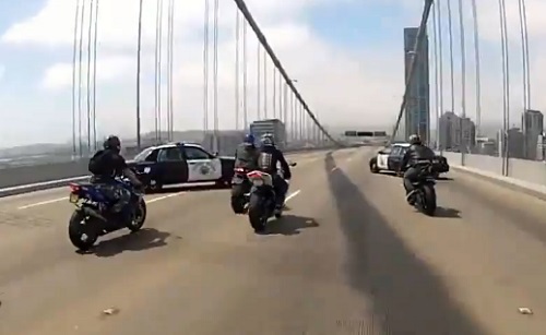 Des motards forcent un barrage de police