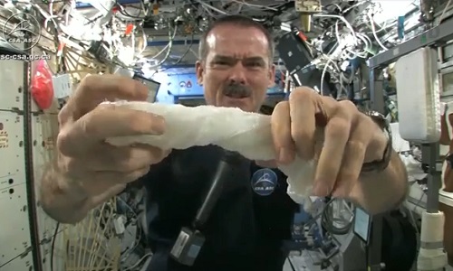 Que se passe-t-il lorsqu’on essore une serviette dans l’espace ?