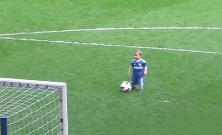 Chelsea : un enfant ovationné par les supporters