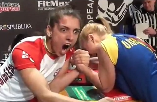 Bras de fer féminin