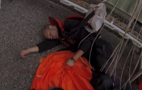 Base-jump : Il frôle la mort après une chute de plus de 300 mètres (VIDEO)