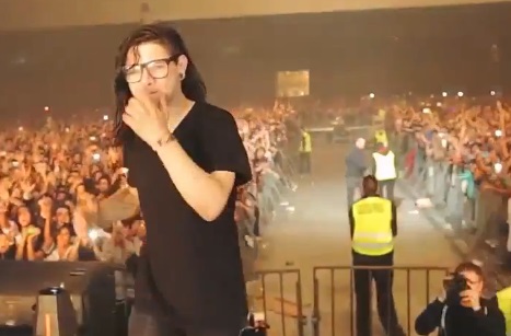 Skrillex se cogne la tête et se ramasse sur scène (VIDEO)