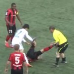 Un arbitre frappe un joueur en plein match ! (VIDEO)