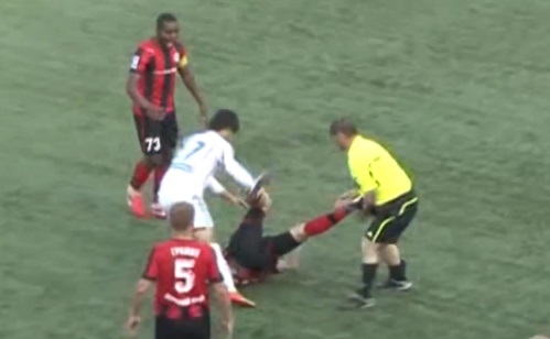 Un arbitre frappe un joueur en plein match ! (VIDEO)