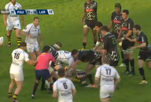 Rugby : 3 bagarres gérérales lors de Pau-La Rochelle (VIDEO)