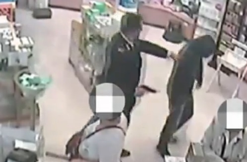 Ils tentent de braquer une pharmacie et tombent nez à nez avec un… policier (VIDEO)