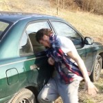 Peut-on briser une vitre de voiture avec sa tête ? (VIDEO)