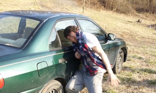 Peut-on briser une vitre de voiture avec sa tête ? (VIDEO)