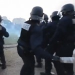 Manif pour Tous : des CRS jettent des bouteilles sur les manifestants