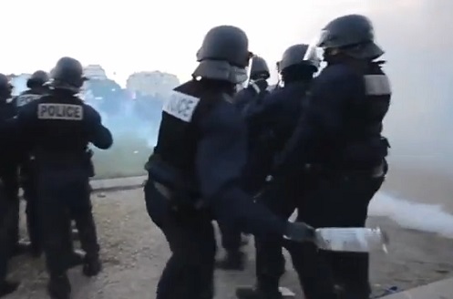 Manif pour Tous : des CRS jettent des bouteilles sur les manifestants