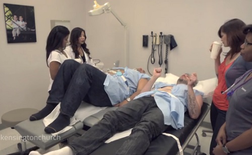 Deux hommes expérimentent les douleurs de l’accouchement (VIDEO)