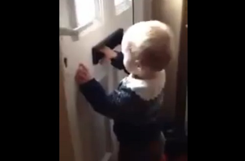 Enfant qui attend le facteur : FAIL