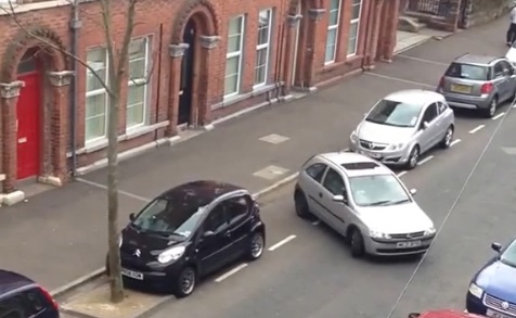 Une femme met 15 minutes pour faire son créneau (VIDEO)